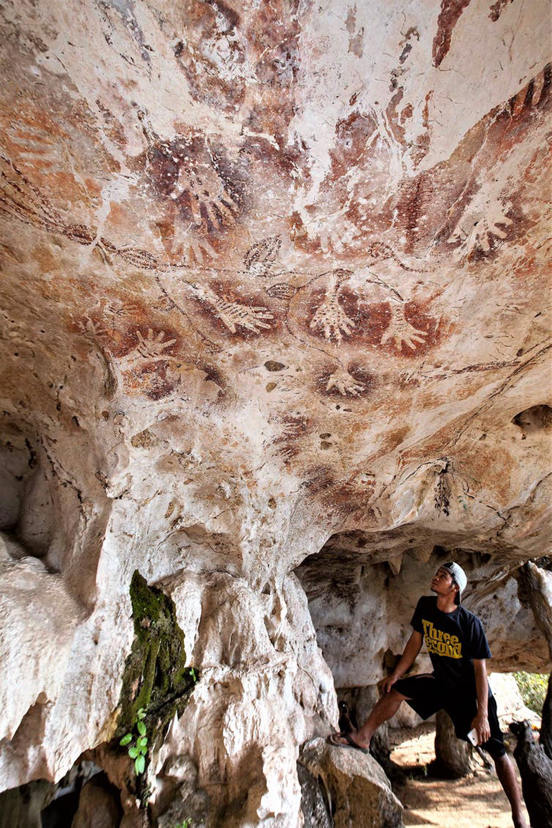 Mulberry-coloured hand stencils at Liang Téwét East Kalimantan Borneo