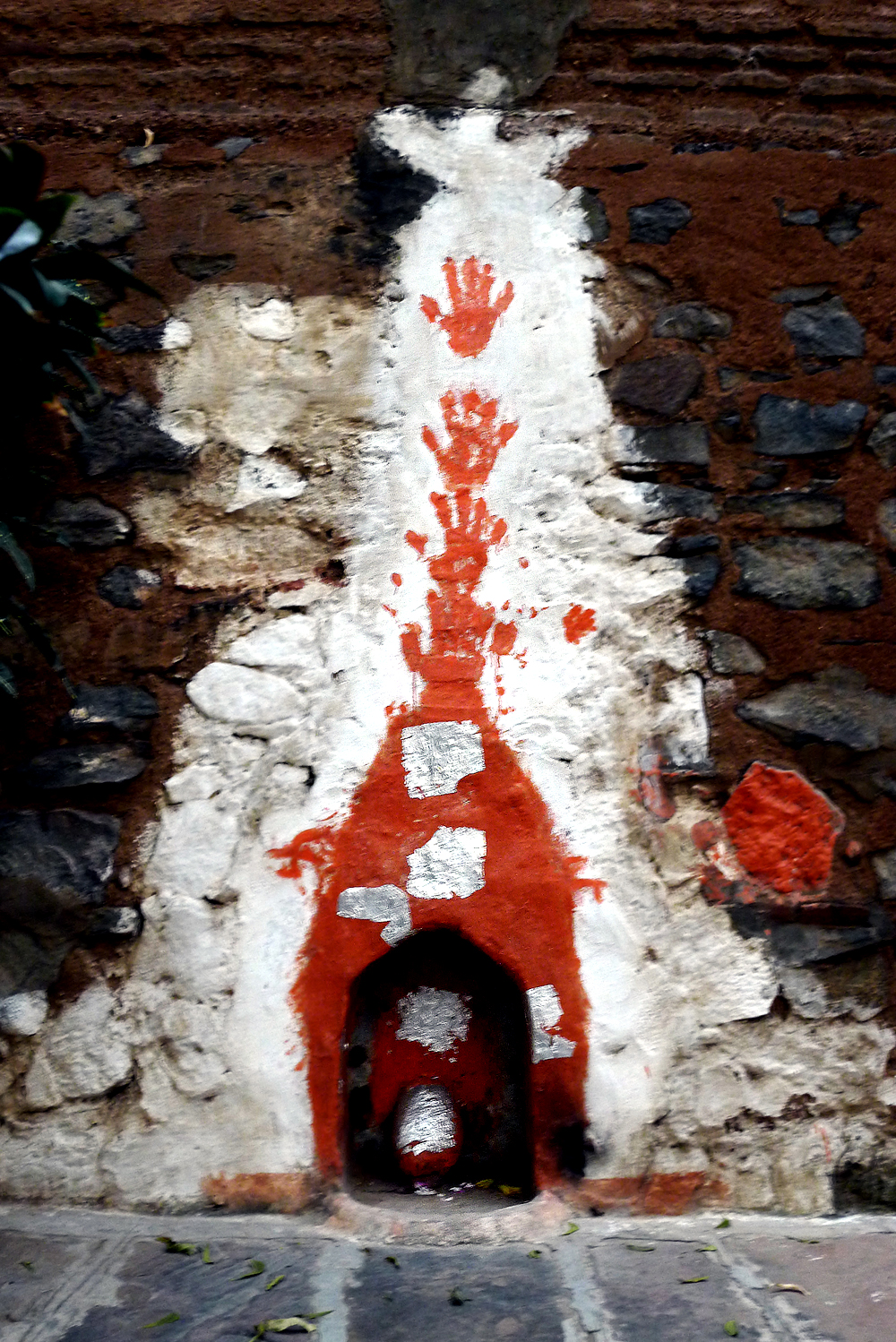 Hand prints in the tribal art of India