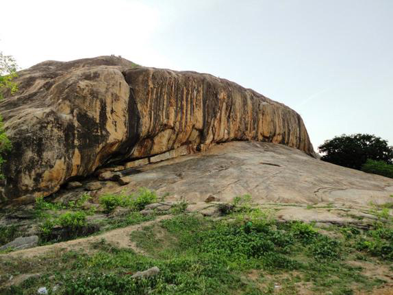  Prehistoric rock paintings have been discovered in southern India at Kudumianmalai