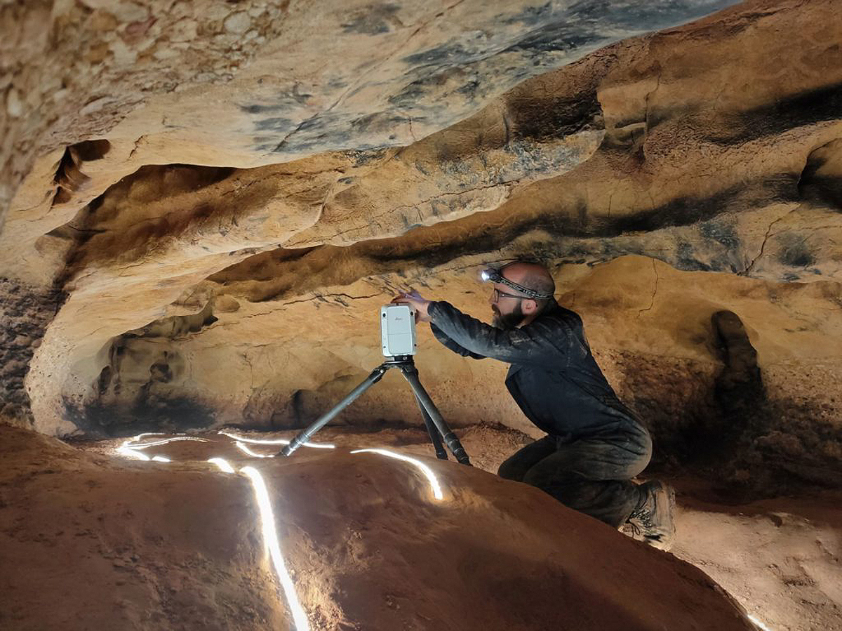 Experts discover trove 15,000 year animal carvings Spanish cave discovery prehistoric Palaeolithic