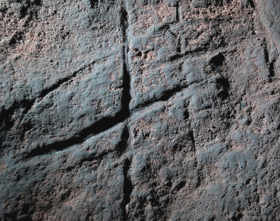 Geometric carvings attributed to Neanderthal
