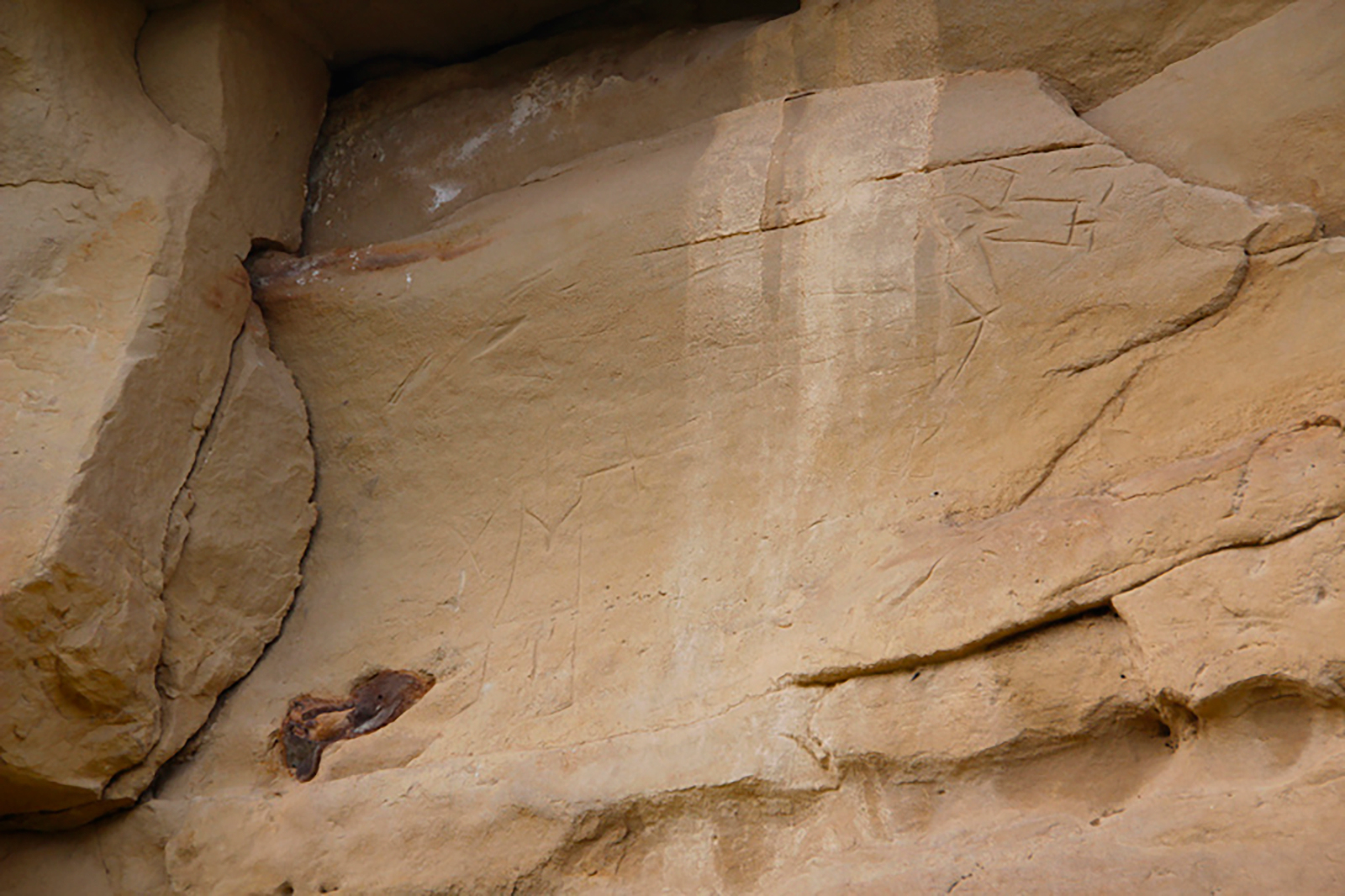 Petroglyphs Pictographs Writing-On-Stone Áísínai'pi Provincial Park Canada