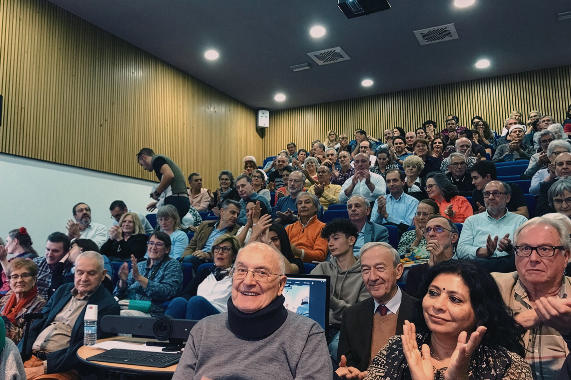 Jean Clottes in the centre of the amphitheatre that bears his name in the Prehistory Park
