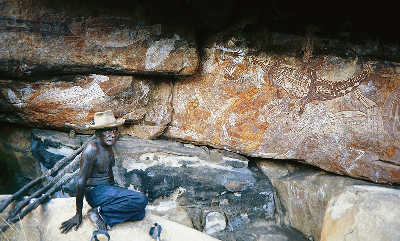 Frank Nalowerd at Djumuban with crocodile and other rock paintings