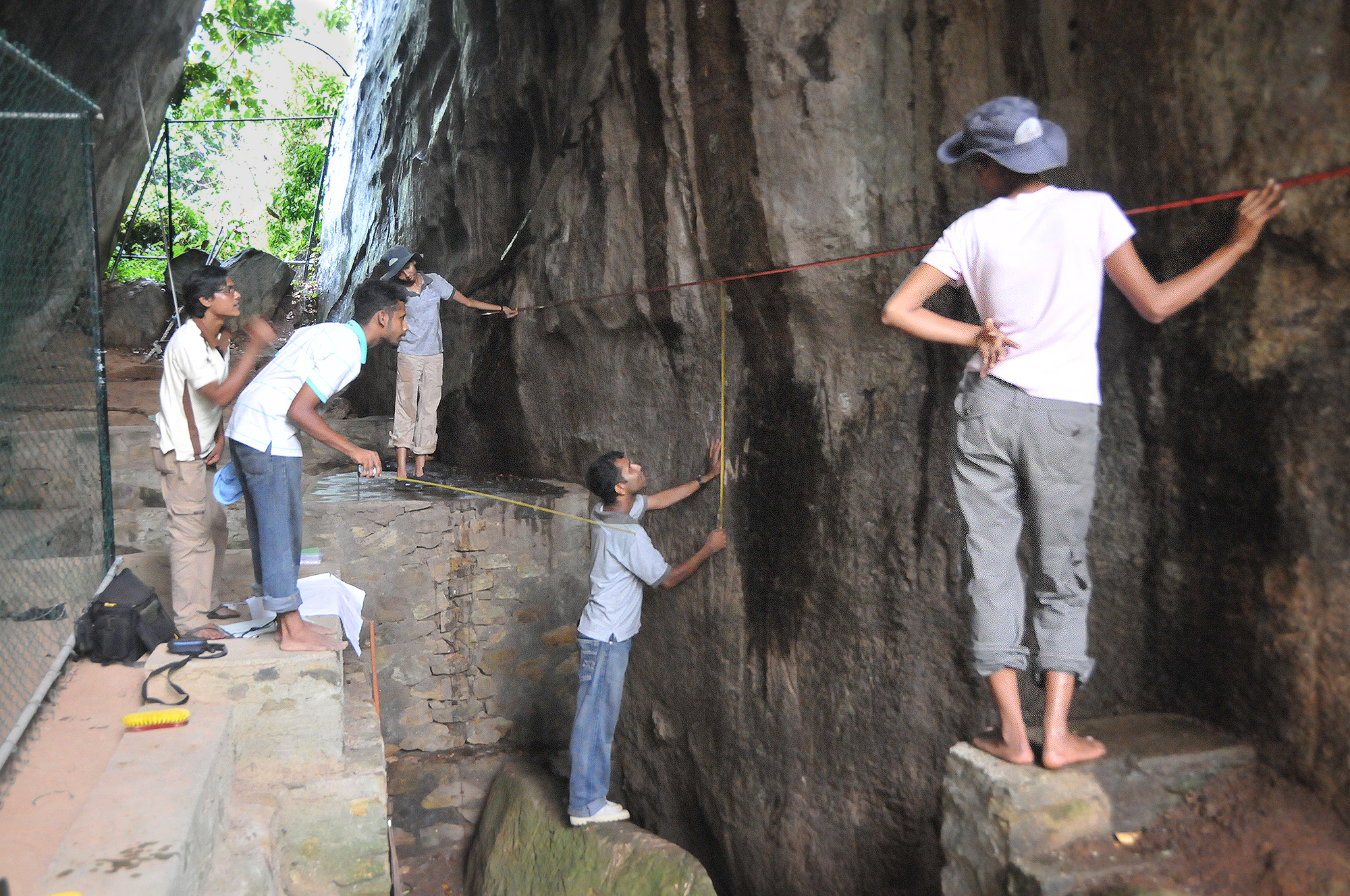 Bradshaw Foundation Dorawaka Rock Shelter Rock Art Paintings Engraving Sites Sri Lanka