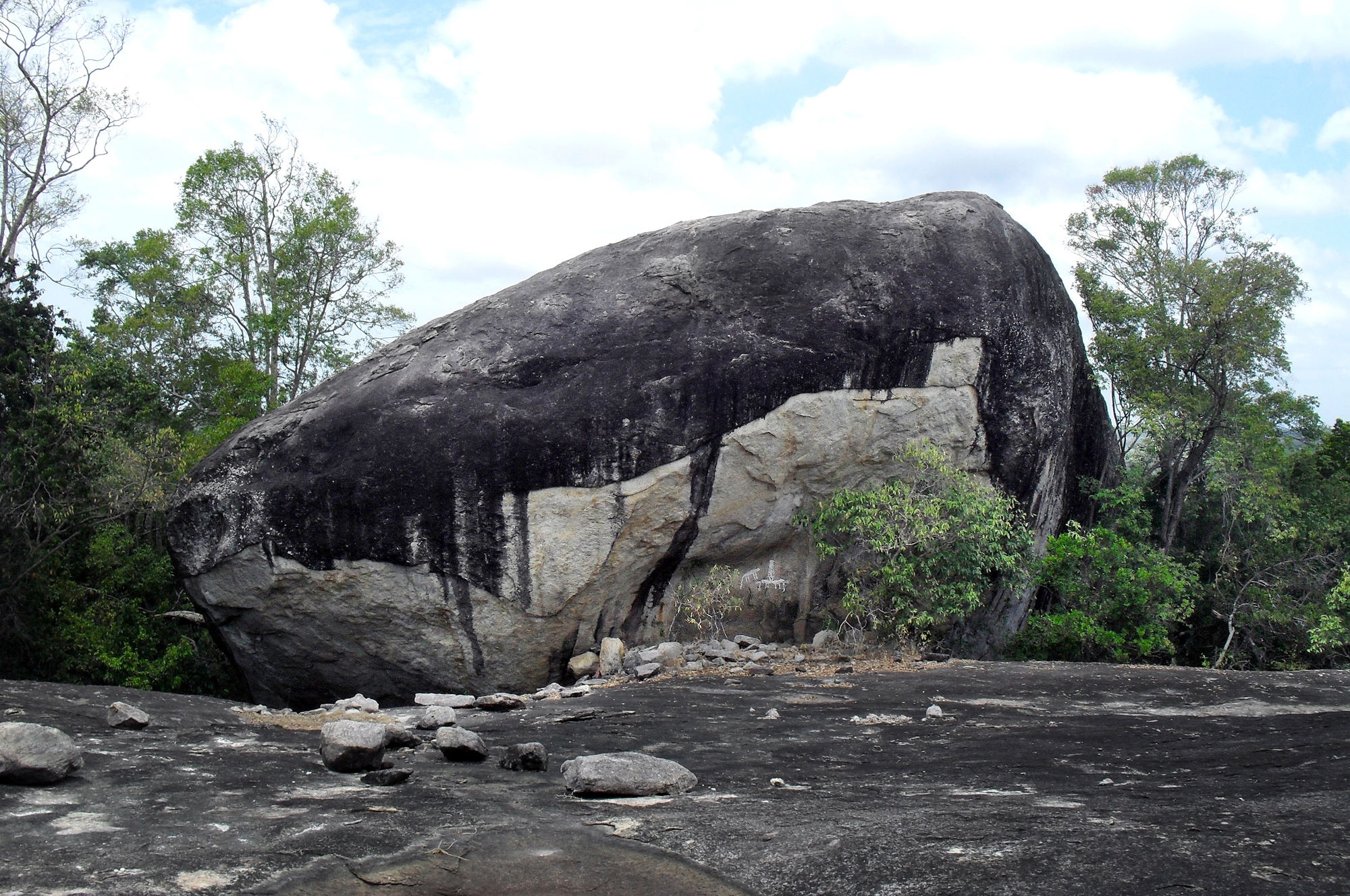 Bradshaw Foundation Kiripokunahela Rock Shelter Rock Art Paintings Engraving Sites Sri Lanka